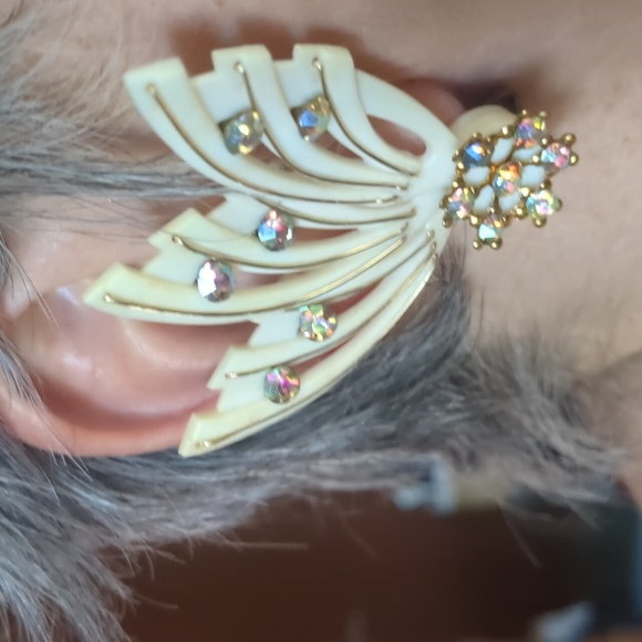 West German vintage plastic climbing/cascading earrings w/ rainbow rhinestones - Picture 6 of 10